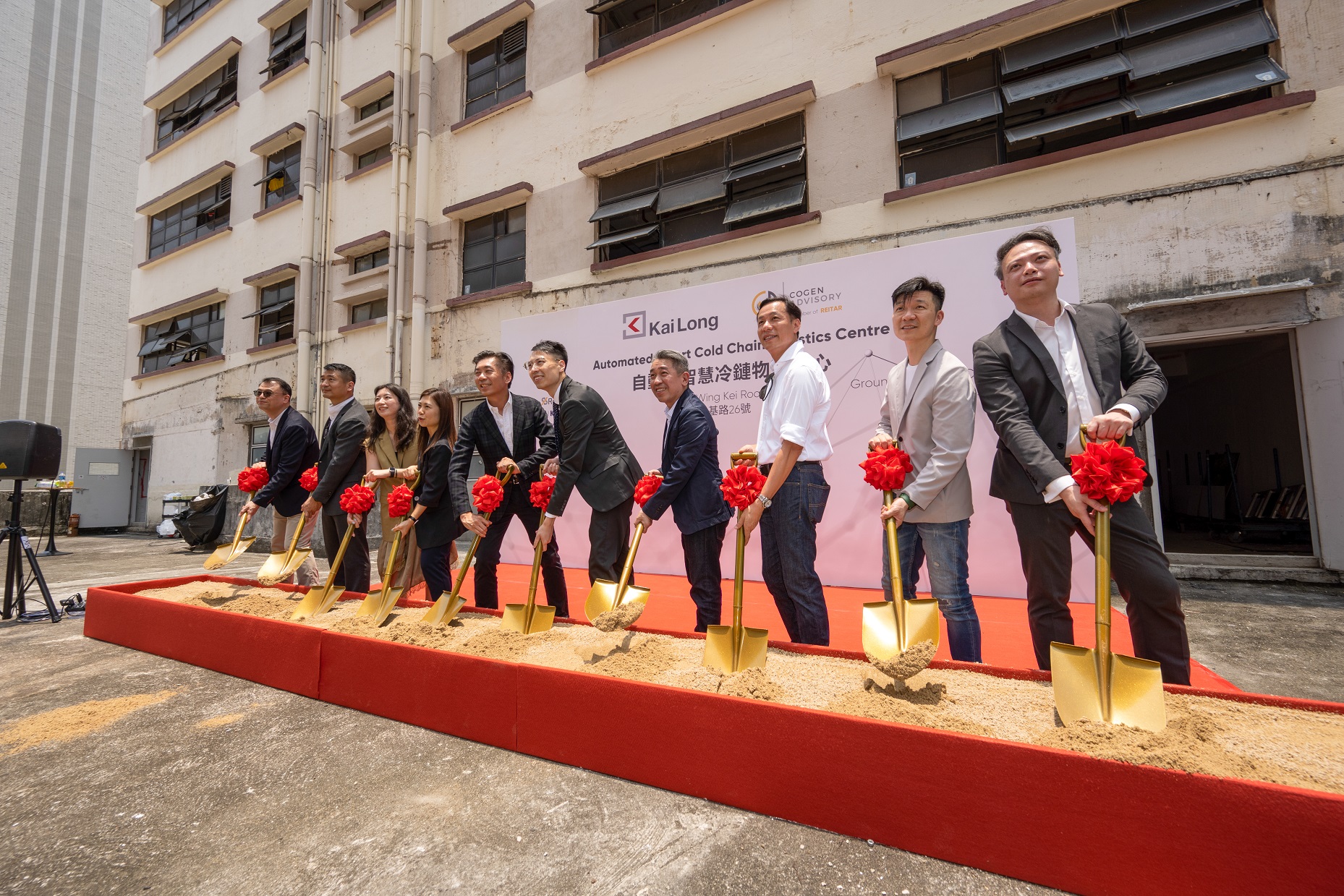Mr. Ivan Ho, Chief Executive Officer (Hong Kong, China) of KaiLong Group (fifth from left), and Mr. John Chan, Chairman and Managing Director of Reitar Logtech Group (sixth from left), together with other guests, hosted the groundbreaking ceremony.