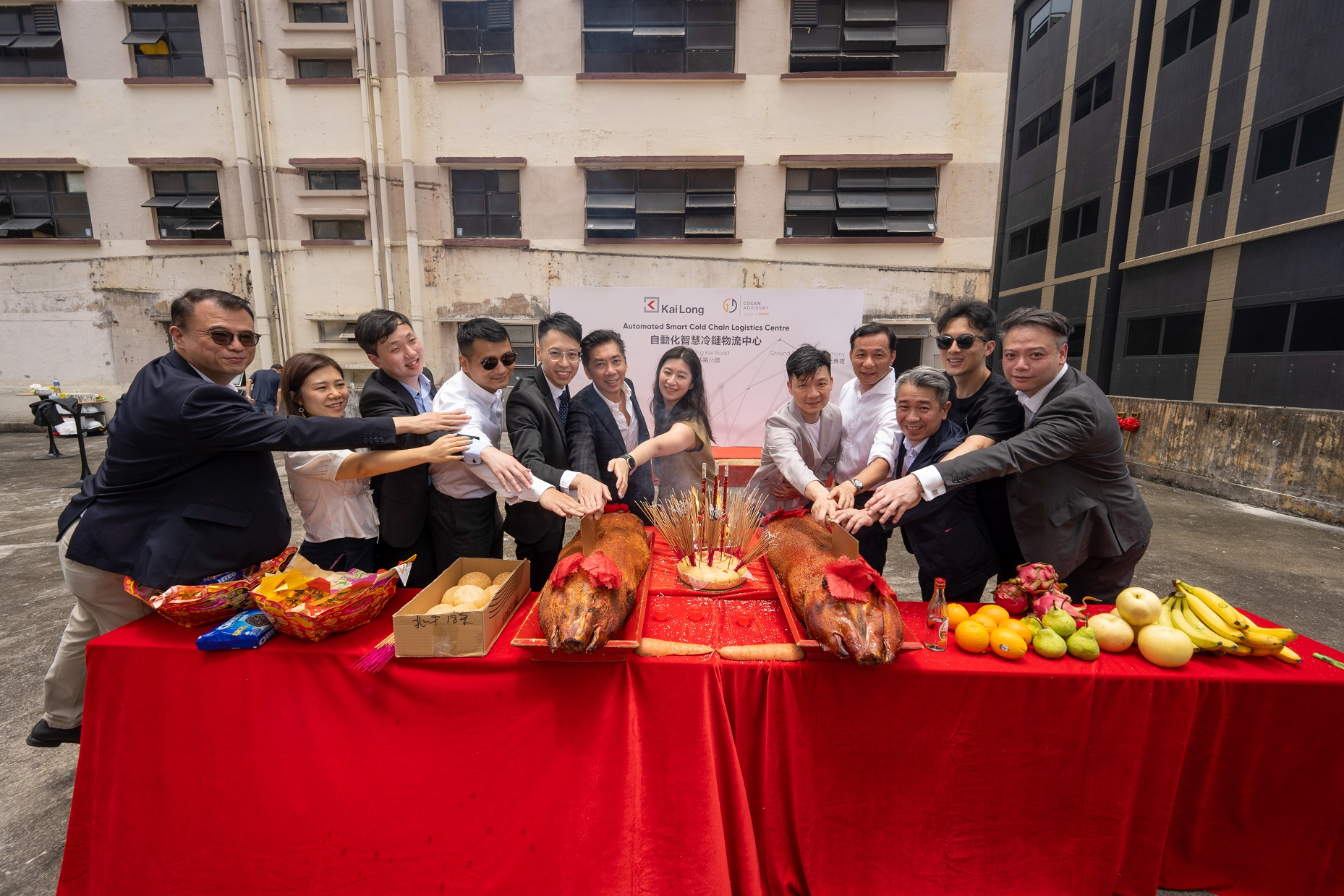 Representatives from Cogen Advisory Limited, a subsidiary of Reitar Logtech Group, Kamui Construction & Engineering Group, the main contractor, Reithub Consulting Limited, and SmartMore, the IT architect of intelligent logistics solutions, also attended the ceremony as witnesses.